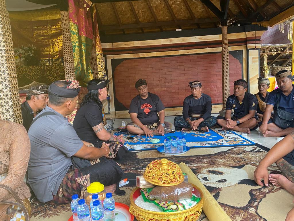 Perbekel Petang Melayat Ke Rumah Duka Almarhum I Made Caluk Dan Ni